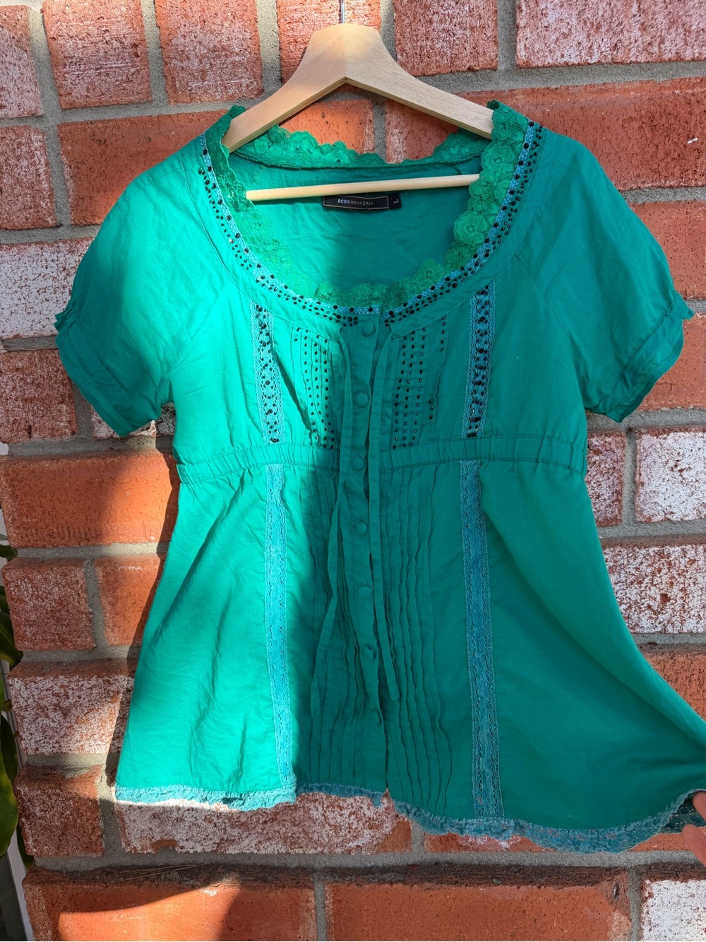 Beautiful BCBGMAXAZRIA blouse in a vibrant emerald green shade - M